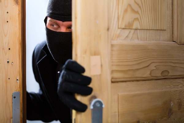 У Києві чоловік спіймав злодія, який забрався у будинок сусіда (ФОТО)