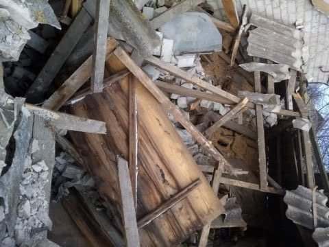 В Днепропетровской области из-за ветра часть дома рухнула на гараж с машиной