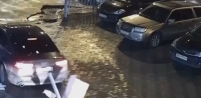 В Киеве из-за шквального ветра фасад дома упал на авто