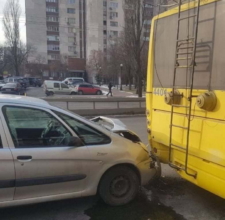 В Киеве автомобиль влетел в троллейбус