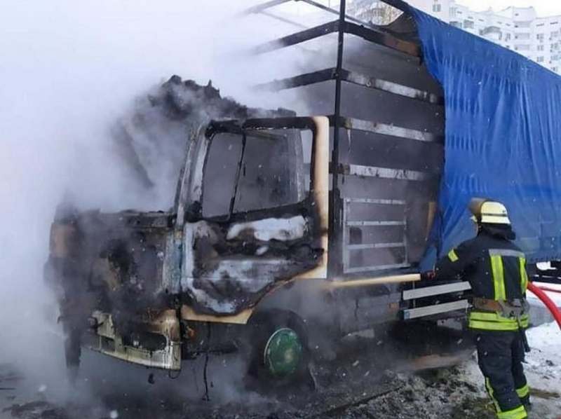 В Киеве горел припаркованный грузовик