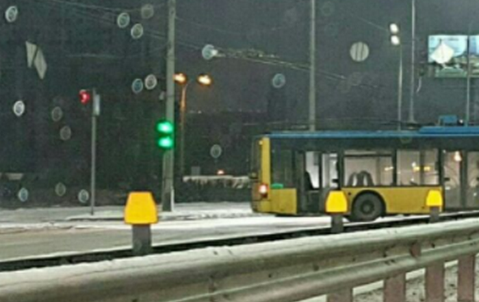 В Киеве троллейбус перекрыл движение на оживленном перекрестке (ФОТО)