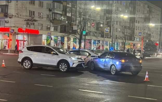 В Киеве столкнулись Toyota и Mazda