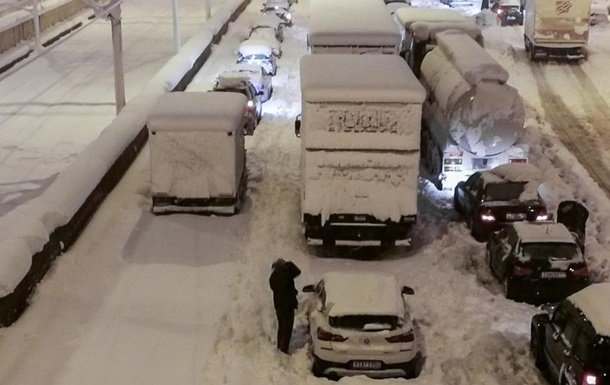 В Греции из-за снегопада заблокированы тысячи авто (ВИДЕО)