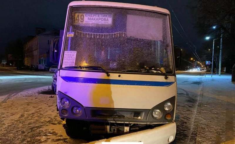 В Ровно столкнулись авто Skoda Kodiaq и маршрутка (ФОТО)