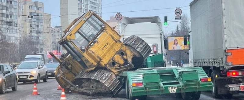 В Киеве с грузовика на дорогу рухнул бульдозер