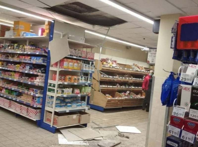 В одном из супермаркетов Киева обрушился потолок (ФОТО)