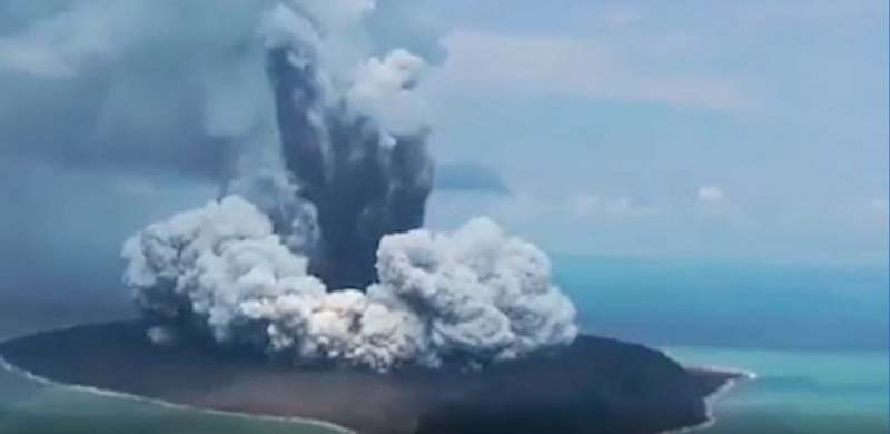 Из-за извержения вулкана целый остров почти полностью ушел под воду (ВИДЕО)