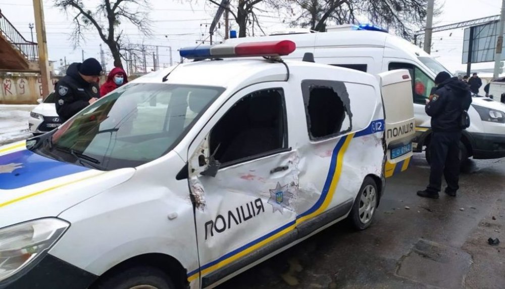 Во Львове микроавтобус столкнулся с легковушками и полицейским авто
