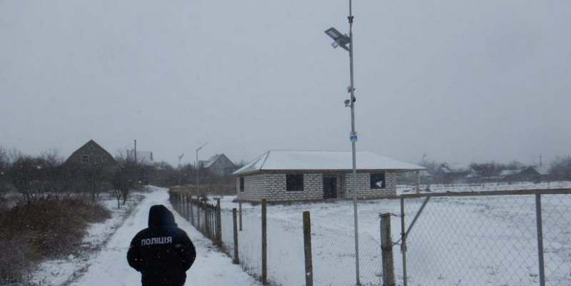 В Одесской области фермер повесил на столбы муляжи гранат (ФОТО)