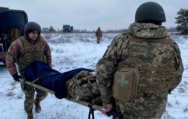 Двое украинских военных ранены из-за обстрела боевиков
