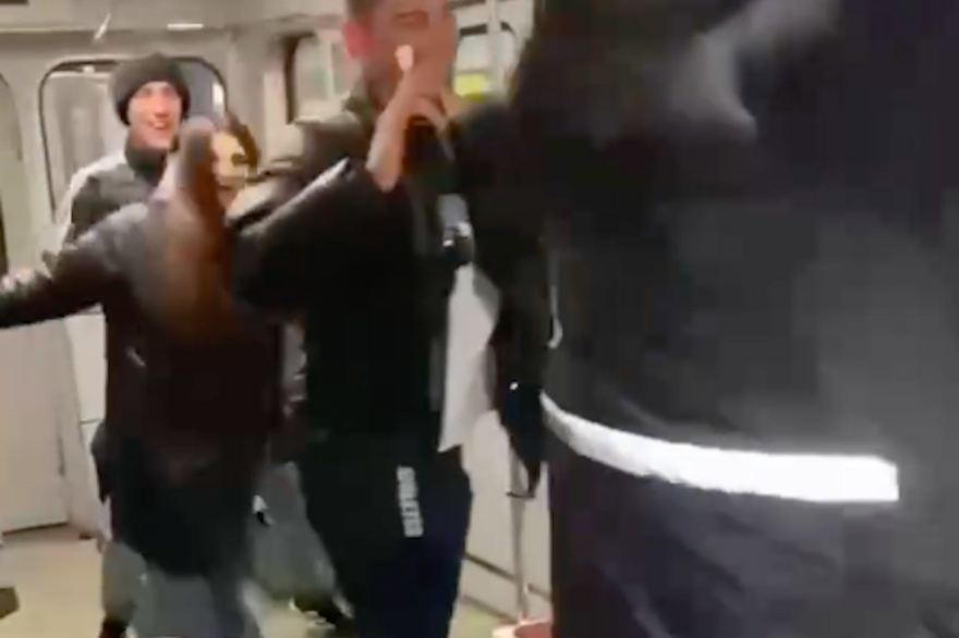 В метро Киева пьяные пассажиры устроили драку