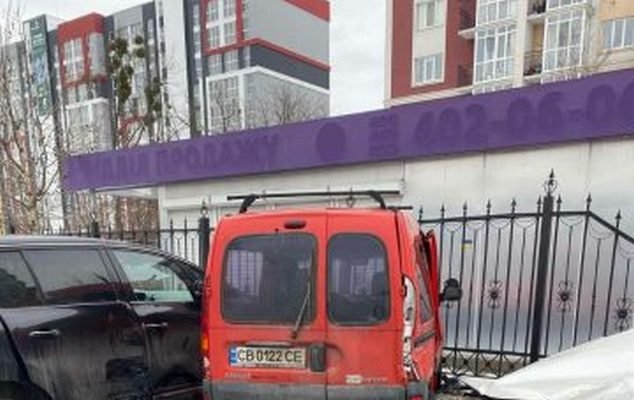 В Гостомеле водитель микроавтобуса Volkswagen протаранил пять автомобилей и сбежал (ФОТО)