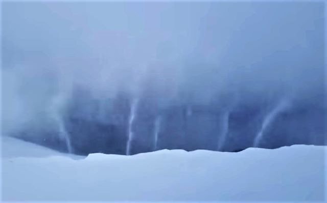 На Закарпатті показали приголомшливе, але небезпечне видовище - сніговий фонтан (ВІДЕО)