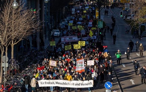 В Німеччині продовжуються протести через ковідні обмеження