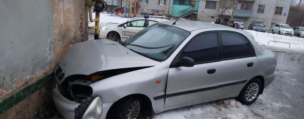 В Харькове водитель легкового автомобиля врезался в здание, есть пострадавшая