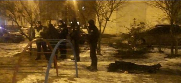 На детской площадке в Киеве лежал труп мужчины без обуви