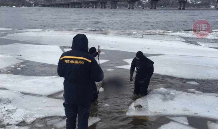 У Києві втопився чоловік, його тіло дістали водолази