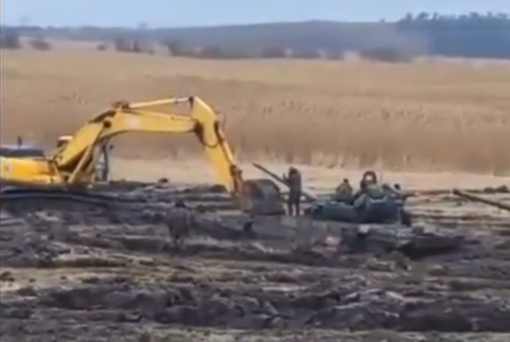 В Ростовской области российские танки застряли в грязи (ВИДЕО)