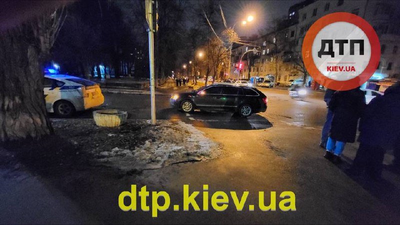 В Киеве автомобиль Skoda сбил молодую пару на переходе (ФОТО)