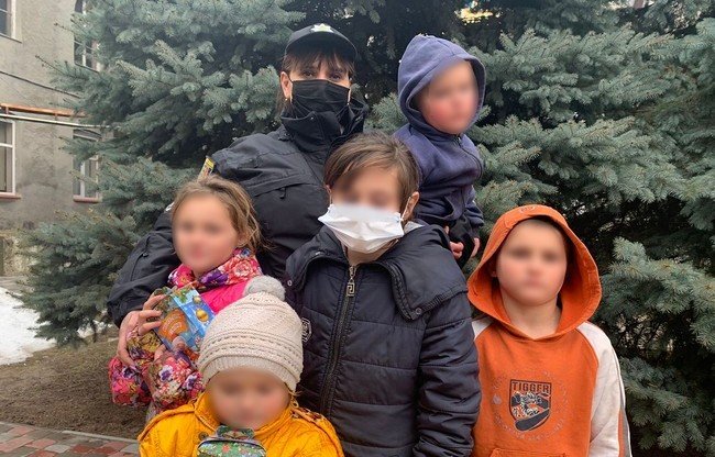Мукачівські поліцейські вилучили з родини п’ятьох бездоглядних дітей