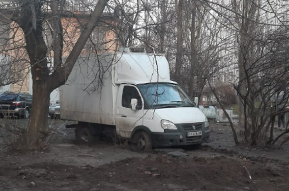 В Киеве водитель отличился "героической парковкой" и застрял в грязи