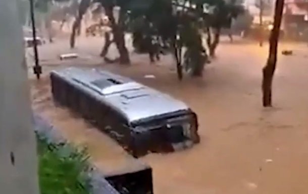 Под Рио-де-Жанейро произошло мощное наводнение, есть жертвы (ВИДЕО)