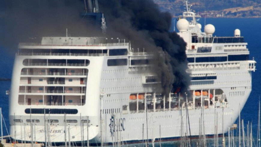 У берегов Греции загорелся круизный лайнер с пассажирами на борту