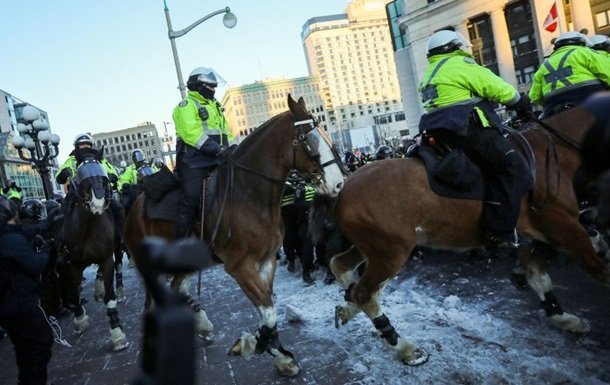 В Оттаве протест разгоняла конная полиция (ВИДЕО)