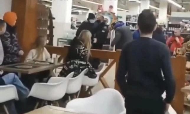 В Ровно в супермаркете подрались посетители (ВИДЕО)