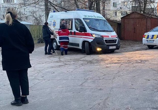 У Києві 13-річний хлопчик випав з вікна багатоповерхівки