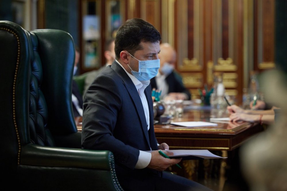 Президент України обіцяє смартфони всім вакцинованим пенсіонерам