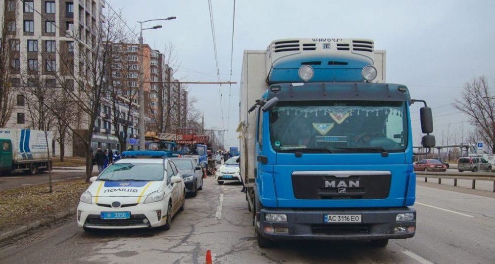 В Днепре грузовик врезался в авто коммунальщиков (ВИДЕО)
