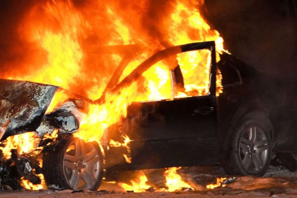 В Одесі невідомий спалив кілька автомобілів (ВІДЕО)