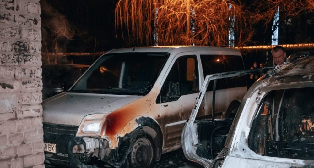В Днепре загорелась Toyota, а огонь перекинулся на другие авто (ФОТО)