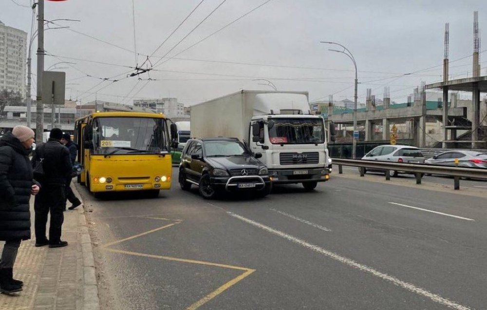 В Киеве столкнулись почтовый фургон и Mercedes