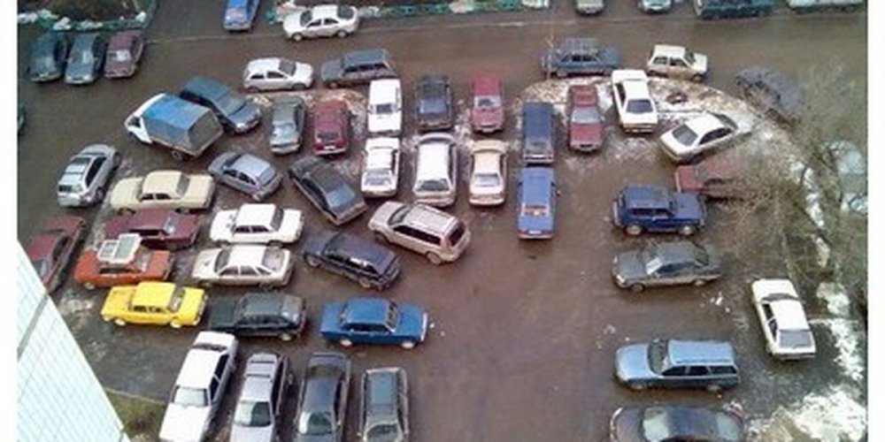В Киеве у здания налоговой заметили хаотичную парковку (ВИДЕО)