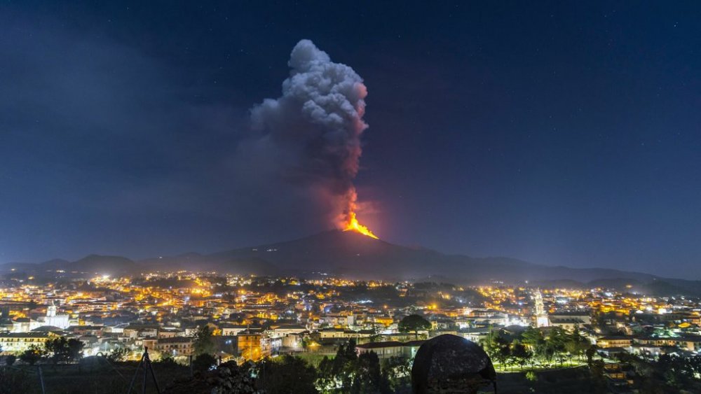 На Сицилии проснулся самый высокий вулкан Европы (ВИДЕО)
