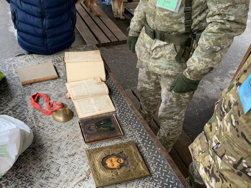 Харьковчанин пытался переправить иконы контрабандой за рубеж