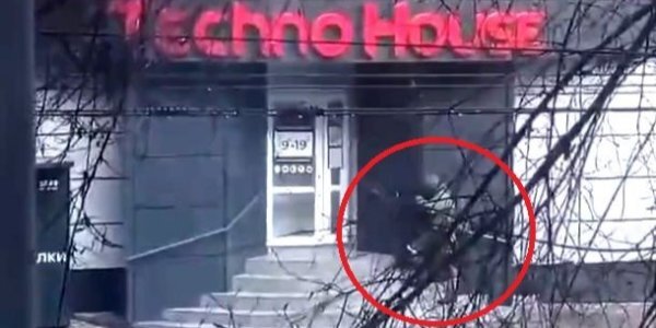 В Херсоне российский солдат вступил в бой с дверью магазина бытовой техники, но проиграл