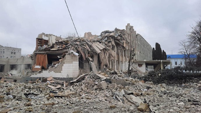 У Житомирі ворожий удар знищив будівлю школи (ВІДЕО)