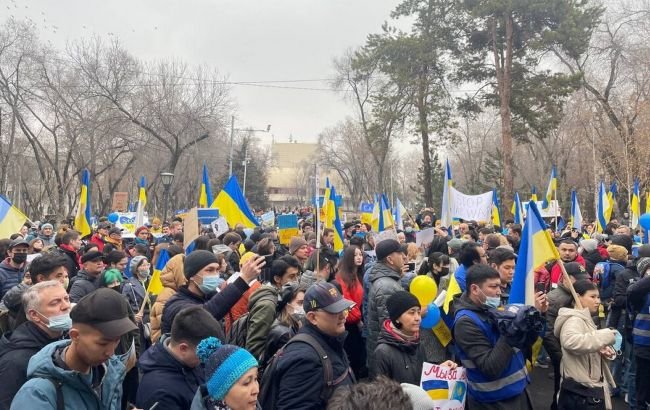 Жители Алматы вышли на массовую акцию в поддержку Украины