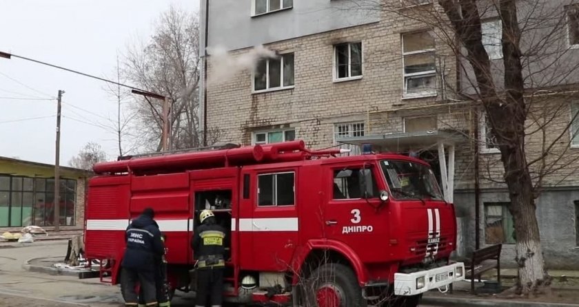 Под Днепром из горящего дома спасли женщину и ребенка (ВИДЕО)