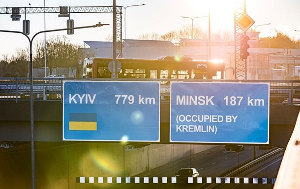 В Вильнюсе появился дорожный знак с расстоянием до "свободного Киева"