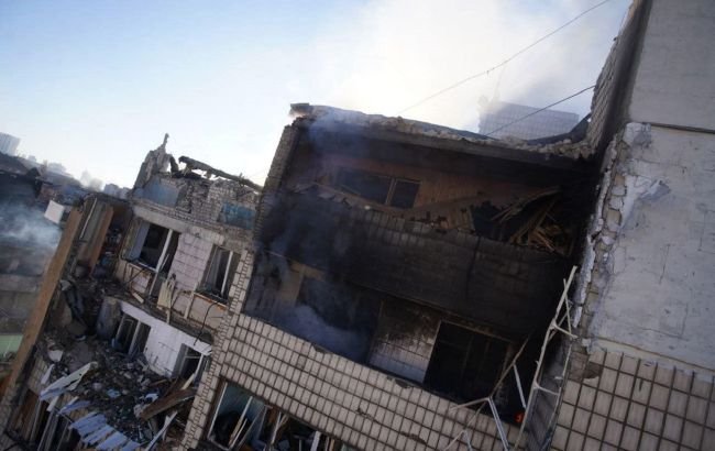 В Шевченковском районе Киева ракета окупантов попала в жилой дом