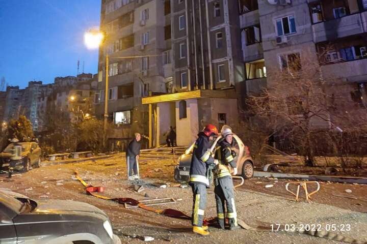 Утром российская ракета попала в дом в Киеве: есть жертвы (ВИДЕО)