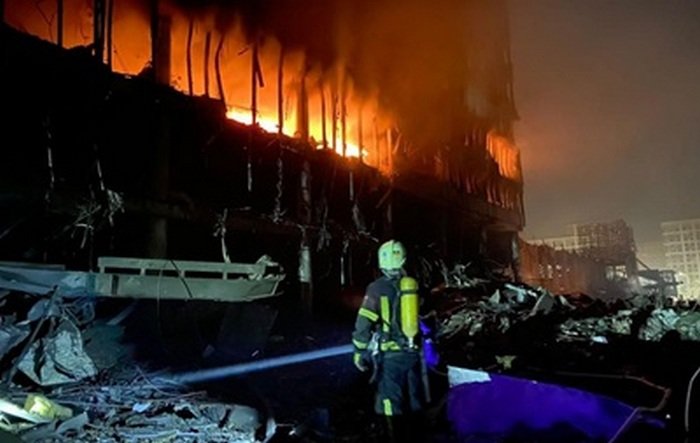В Подольском районе Киева в результате обстрелов оккупантов ТРЦ начался пожар, погибли четыре человека