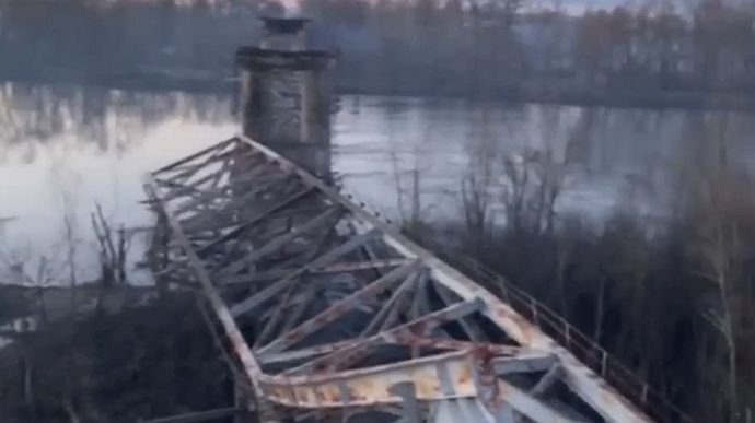 У Чернігові війська РФ авіабомбою зруйнували міст, що вів до Києва