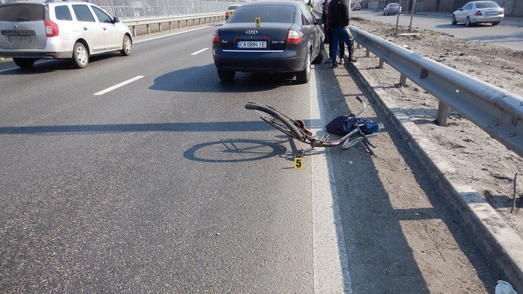 Під Дніпром легковик збив на смерть жінку з велосипедом