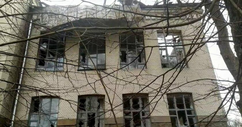 У Чернігові російські окупанти пошкодили обстрілами історичну будівлю 20 століття (ВІДЕО)